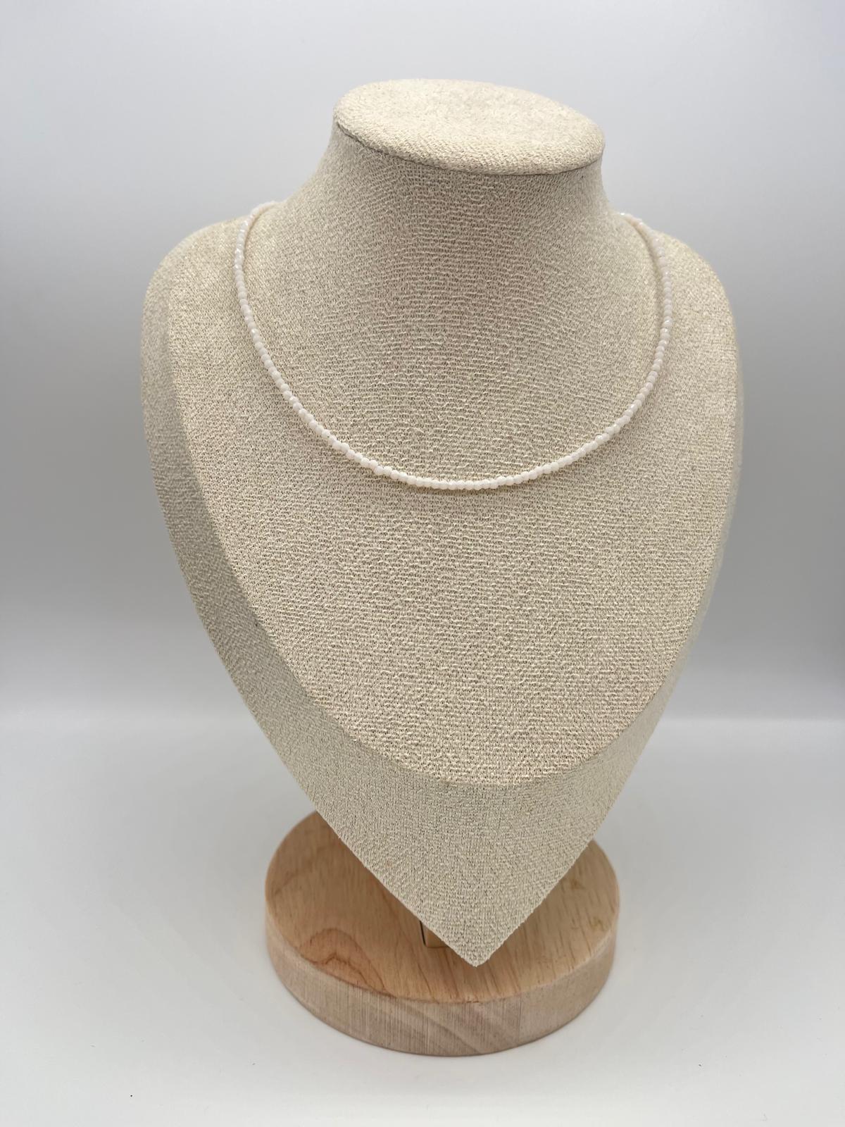 White cristal choker