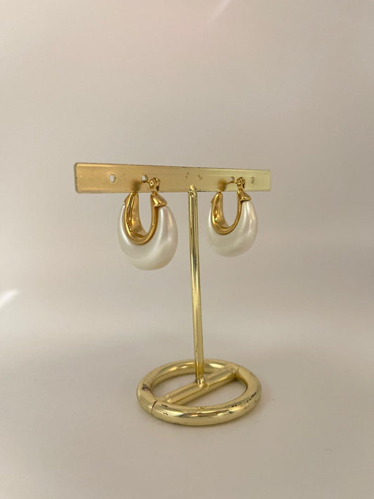 Camea pearl hoops